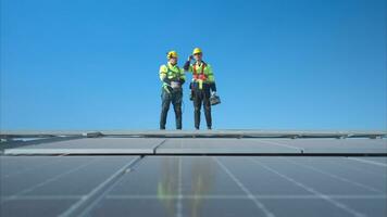 beide van technicus werken Aan een fotovoltaïsche zonne- panelen foto