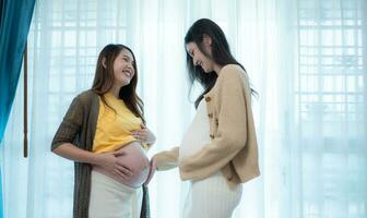 beide van jong ervan uitgaand moeder Holding baby in zwanger buik. moederschap prenataal zorg en vrouw zwangerschap concept. foto