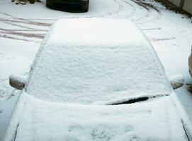 auto voorruit detailopname in de sneeuw foto