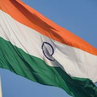 indiase vlag hoog op connaught plaats met trots in blauwe lucht, indiase vlag wapperen, indiase vlag op onafhankelijkheidsdag en republiek dag van india, tilt-up shot, wuivende indische vlag, har ghar tiranga foto