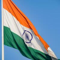 indiase vlag hoog op connaught plaats met trots in blauwe lucht, indiase vlag wapperen, indiase vlag op onafhankelijkheidsdag en republiek dag van india, tilt-up shot, wuivende indische vlag, har ghar tiranga foto