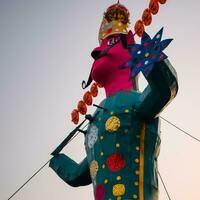 ravnanen wezen ontstoken gedurende dussera festival Bij ramleela grond in Delhi, Indië, groot standbeeld van ravana naar krijgen brand gedurende de eerlijk van dussera naar vieren de zege van waarheid door heer rama foto