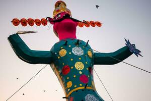 ravnanen wezen ontstoken gedurende dussera festival Bij ramleela grond in Delhi, Indië, groot standbeeld van ravana naar krijgen brand gedurende de eerlijk van dussera naar vieren de zege van waarheid door heer rama foto