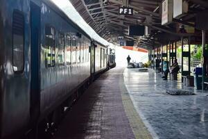 Kathgodam, Uttarakhand, Indië, september 25 2023 - Indisch spoorweg trein Bij Kathgodam spoorweg station platform gedurende ochtend- tijd, kleurrijk trein Bij Kathgodam, uttarakhand spoorweg station foto