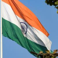 indiase vlag hoog op connaught plaats met trots in blauwe lucht, indiase vlag wapperen, indiase vlag op onafhankelijkheidsdag en republiek dag van india, tilt-up shot, wuivende indische vlag, har ghar tiranga foto