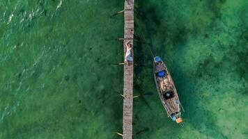 sereen pier eenzaamheid, overhead oceaan ontsnappen foto