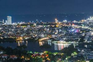 nacht in vung tau stad en kust, Vietnam. vung tau is een beroemd kust- stad in de zuiden van Vietnam foto