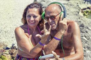 modern volwassen paar luisteren naar muziek- met hoofdtelefoons foto