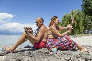 volwassen paar hebben pret aan het kijken een laptop foto