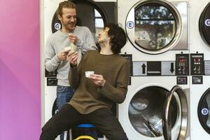 twee knap millennial vrienden zijn aan het eten ijs room en het wassen kleren foto