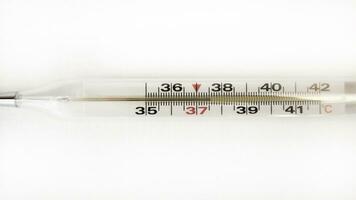 glas thermometer, kwik thermometer geïsoleerd foto