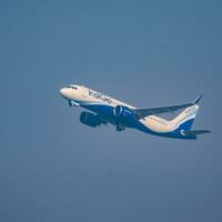 nieuw Delhi, Indië, december 25 2023 - indigo luchtbus a320 nemen uit van indra Gandhi Internationale luchthaven Delhi, indigo huiselijk vliegtuig vliegend in de blauw lucht gedurende dag tijd foto