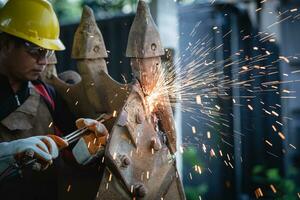 snijdend staal met gas, gas- lassen en oxy-fuel snijdend zijn processen dat gebruik brandstof gassen en zuurstof naar lassen en besnoeiing metalen, respectievelijk. foto