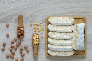 top visie van tempeh plakjes in een kom met kuiken erwt en aardnoten Aan houthakker achtergrond, gezond aan het eten concept foto