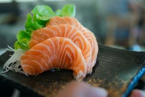 vers Zalm sashimi. een beroemd Japans menu is Zalm sashimi. foto