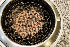 brand houtskool klaar voor rooster in restaurant voor barbecue foto