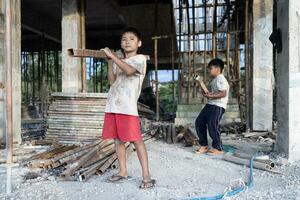 concept van kind arbeid, arm kinderen wezen slachtoffers van bouw arbeid, menselijk mensenhandel, kind misbruik. foto