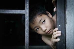 de kind gevangen genomen de ijzer kooi met droefheid en wanhoop. de concept van stoppen geweld tegen kinderen en menselijk mensenhandel. foto