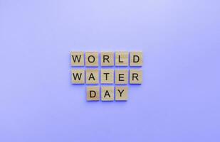 maart 22, wereld dag voor water, wereld water dag, een minimalistisch banier met een opschrift in houten brieven foto