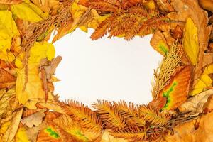 herfst mockup met geel en oranje bladeren met ansichtkaart voor uw tekst foto