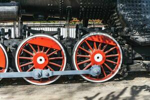 mechanisch wielen van een vervoer stoom- locomotief Aan rails foto