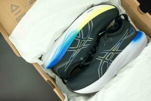 Bangkok, Thailand - januari 9, 2024 asics rennen schoenen gel nimbus 25 breed in doos foto