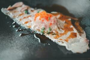 gegrild sushi wagyu rundvlees met shoyu saus Aan top met Ebiko garnaal eieren. foto