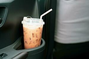 een bevroren koffie drinken geplaatst in een kop houder binnen een auto. foto