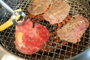 koken barbecue en gegrild boven houtskool op fornuis foto