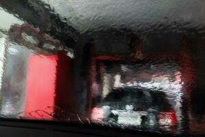 water in carwash spatten Aan auto venster foto