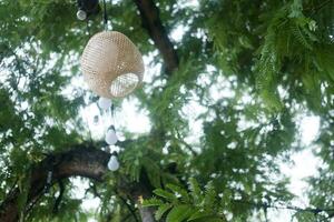 buitenkant handgemaakt decoratie lampen hangende Aan de boom buiten. foto