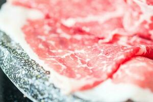 vers marmeren rauw rundvlees steak, vlees structuur dichtbij omhoog foto