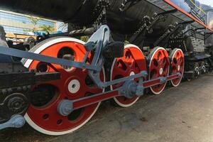 mechanisch wielen van een vervoer stoom- locomotief Aan rails foto