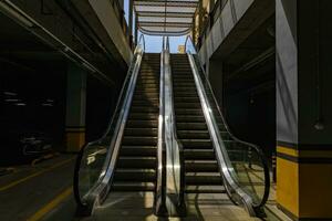 modern stedelijk binnen- trappenhuis roltrap voor beklimming omhoog naar een bedrijf centrum of woon- complex foto
