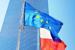 flaga unii europejskiej ik polska flaga na tl nuoczesnego budynku. foto