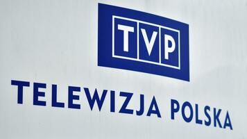 Warschau, Polen. 29 december 2023. bewegwijzering Aan de gebouw facade. tvp telewizja polska . de openbaar omroep logo. foto