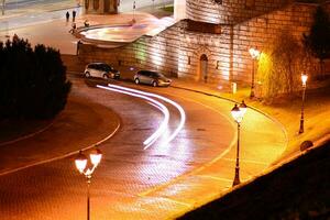 licht strepen en sporen van beweging in de stad foto