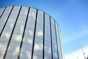 abstract detailopname van de glas bekleed facade van een modern gebouw gedekt in reflecterende bord glas. architectuur abstract achtergrond. glas muur en facade detail. foto