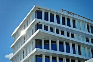 abstract detailopname van de glas bekleed facade van een modern gebouw gedekt in reflecterende bord glas. architectuur abstract achtergrond. glas muur en facade detail. foto