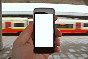 hand- Holding smartphone met metro station achtergrond foto