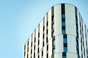 abstract detailopname van de glas bekleed facade van een modern gebouw gedekt in reflecterende bord glas. architectuur abstract achtergrond. glas muur en facade detail. foto