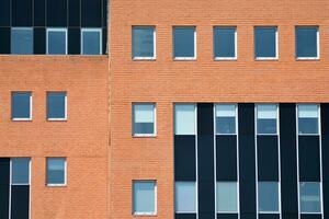 abstract detailopname van de glas bekleed facade van een modern gebouw gedekt in reflecterende bord glas. architectuur abstract achtergrond. glas muur en facade detail. foto