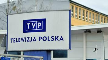 Warschau, Polen. 29 december 2023. bewegwijzering Aan de gebouw facade. tvp telewizja polska . de openbaar omroep logo. foto