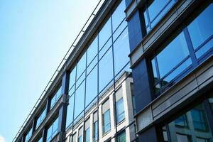 abstract detailopname van de glas bekleed facade van een modern gebouw gedekt in reflecterende bord glas. architectuur abstract achtergrond. glas muur en facade detail. foto