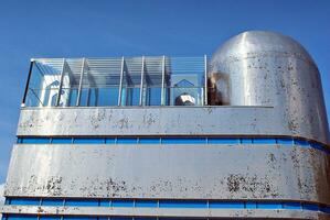 abstract detailopname van de glas bekleed facade van een modern gebouw gedekt in reflecterende bord glas. architectuur abstract achtergrond. glas muur en facade detail. foto