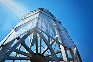 modern gebouw glas dak metaal kader bouw. metaal structuur ondersteunen glas dak. foto