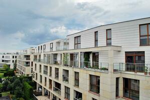 modern en nieuw appartement gebouw. met meerdere verdiepingen, modern, nieuw en elegant leven blok van flats. foto