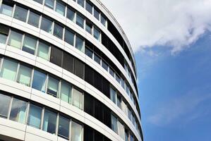 abstract detailopname van de glas bekleed facade van een modern gebouw gedekt in reflecterende bord glas. architectuur abstract achtergrond. glas muur en facade detail. foto