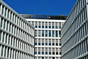 abstract detailopname van de glas bekleed facade van een modern gebouw gedekt in reflecterende bord glas. architectuur abstract achtergrond. glas muur en facade detail. foto