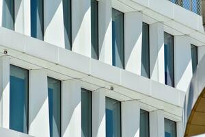 abstract detailopname van de glas bekleed facade van een modern gebouw gedekt in reflecterende bord glas. architectuur abstract achtergrond. glas muur en facade detail. foto